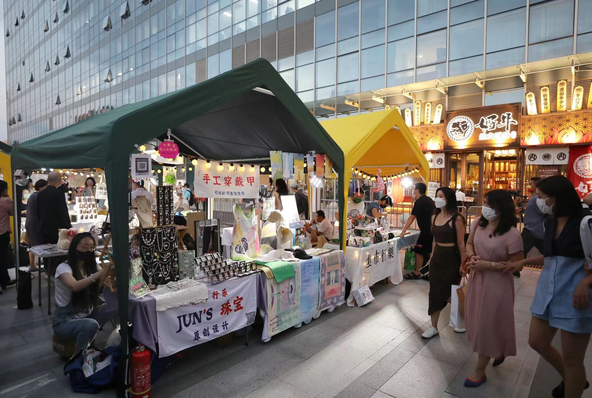 北京地铁十四号线九龙山站,合生汇商圈广场上的新型创意集市吸引了不少市民驻足。 新京报记者 王飞 摄