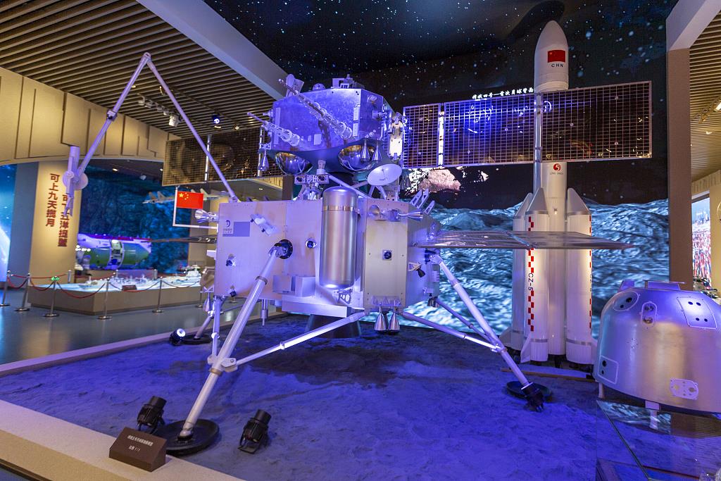 △中国共产党历史展览馆展出的嫦娥五号探测器模型