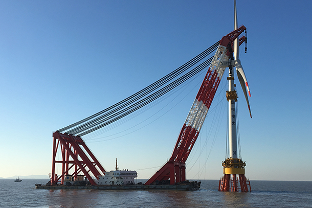 图为海上风机整体吊装过程