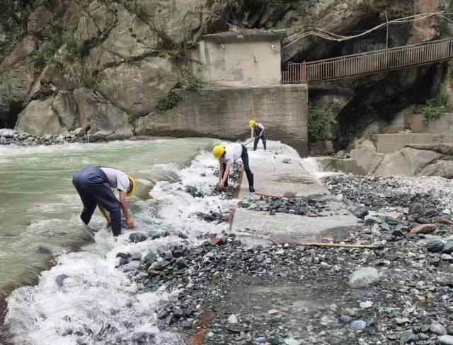 图为天彭电力员工清理坝面砂石、库区进水闸浮渣和前池淤积物 图源直播四川