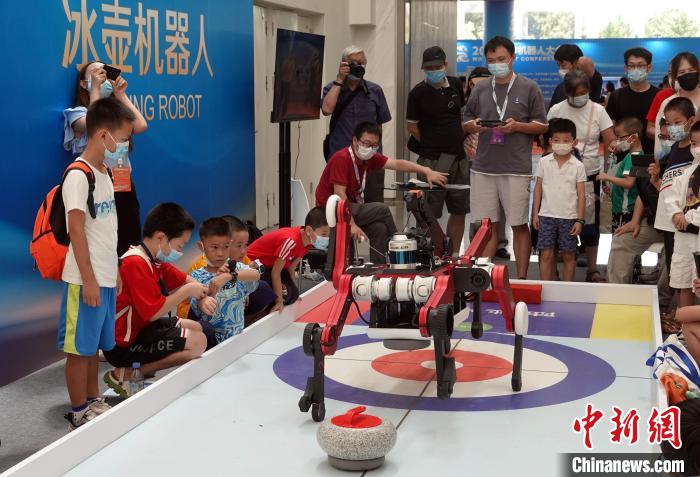 2022世界机器人大会，参展的一款冰壶机器人吸引观众围观。中新社记者 孙自法 摄