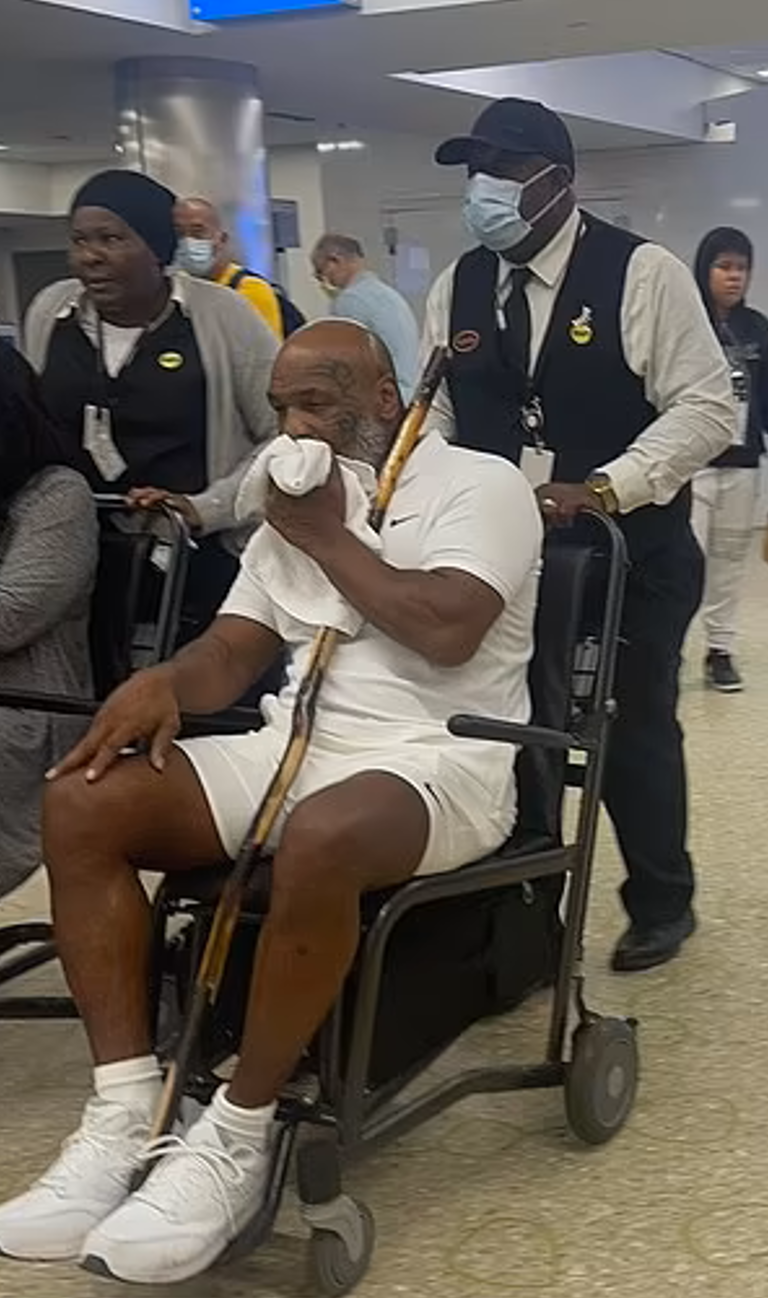 泰森8月16日现身机场，坐在轮椅上。（《每日邮报》）