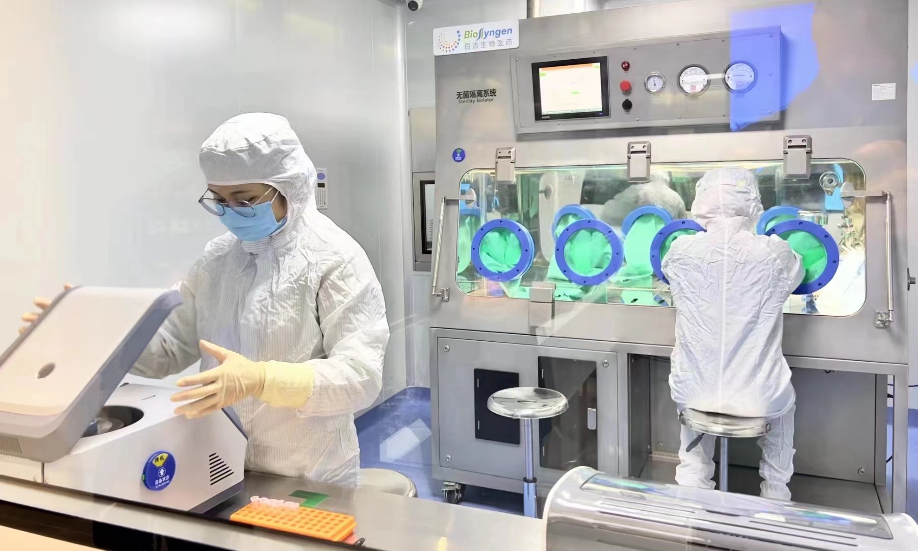 百吉生物生产车间工作人员正在取样检测.