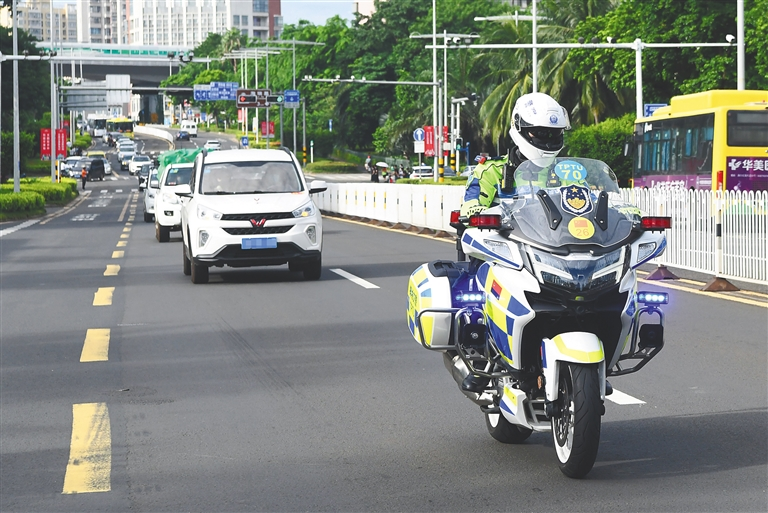 8月18日，海口交警護送滯留自駕遊旅客閉環轉運前往新海港。陳長宇 攝