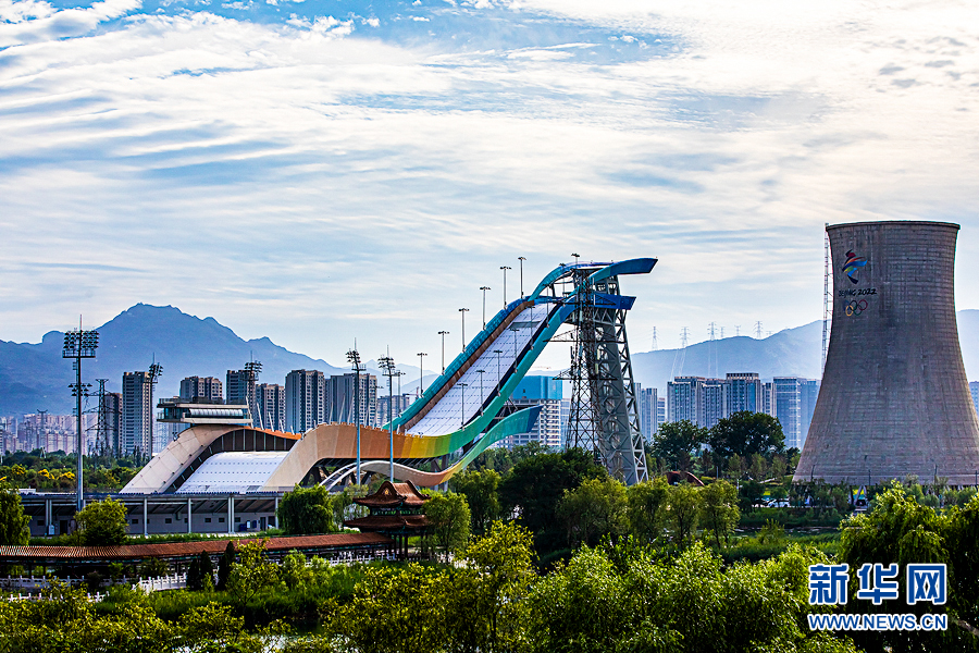 图为远眺首钢滑雪大跳台.新华网 毕尚宏 摄(新华网)