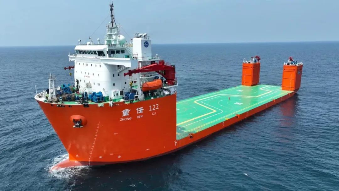 2022年8月16日,中国船级社(ccs)检验的12000吨抬浮力打捞工程船