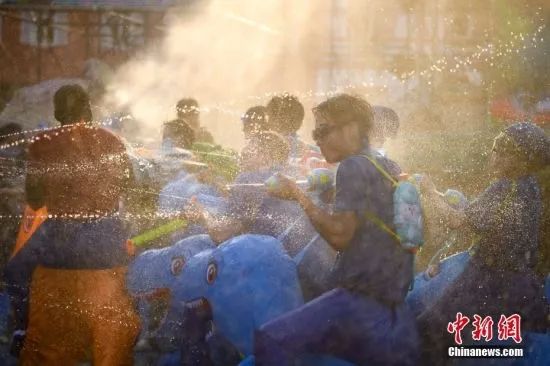 民众在湖南长沙世界之窗泼水狂欢消暑。图片来源：中新网