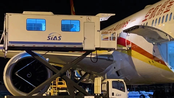 金鹏航空为轮椅旅客申请了浦东机场的平台车-金鹏供图