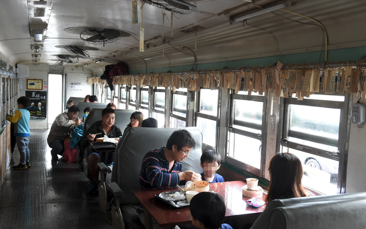▲旅客带着孩子在列车车厢内用餐。资料图。图/IC photo