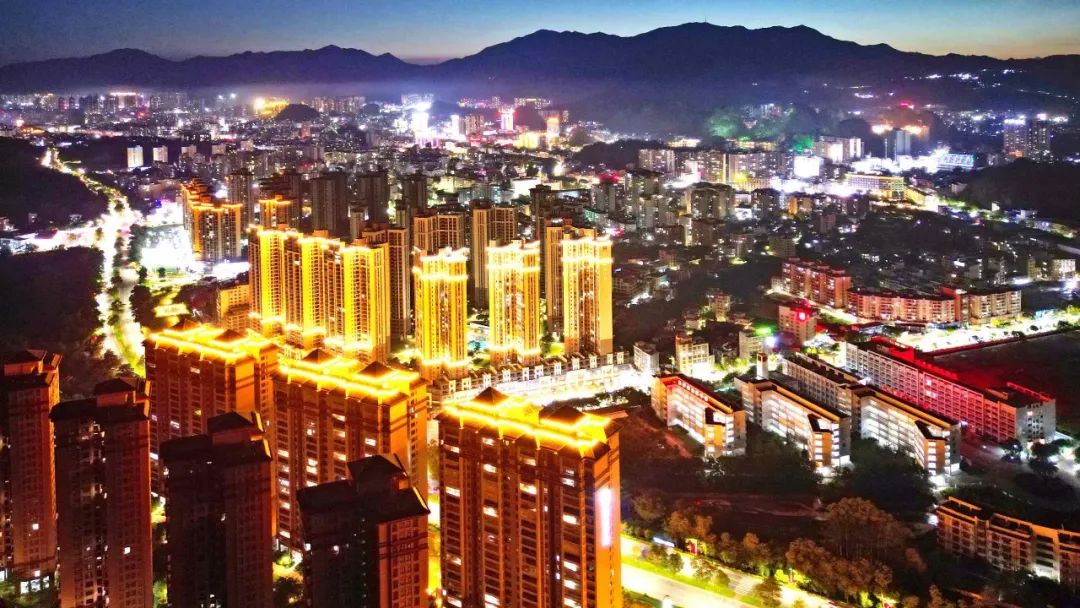 每当夜幕降临,坐落在大金山东麓的云浮城区霓虹交织,灯光熠熠,景色