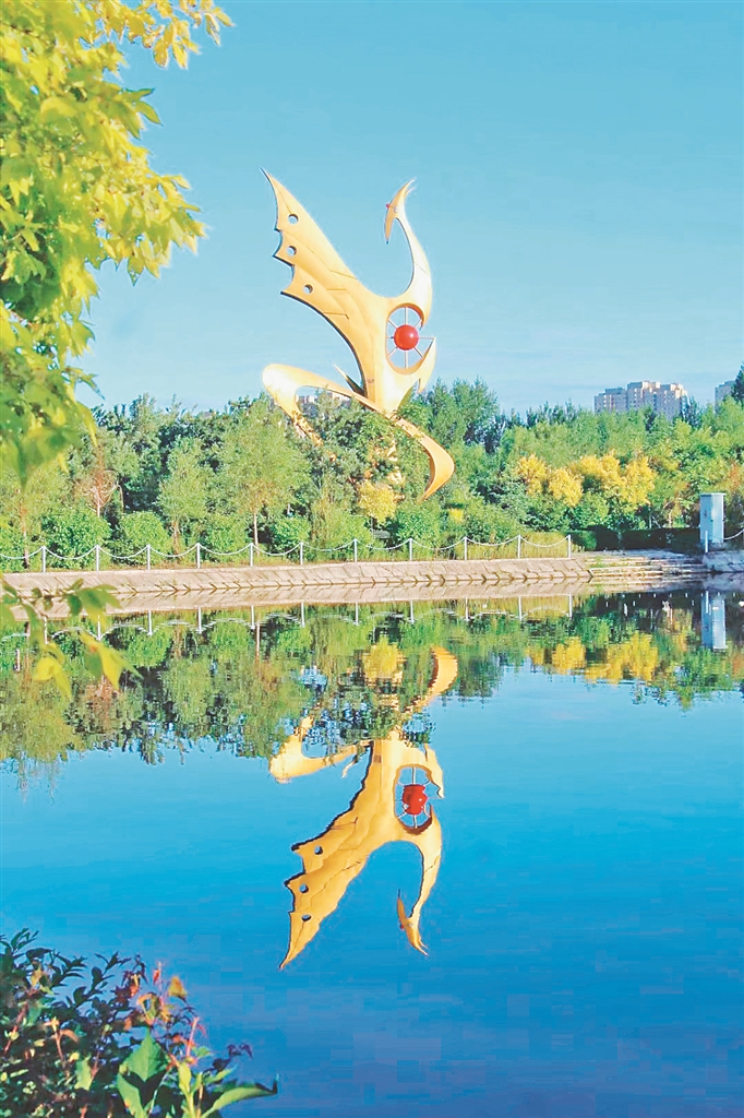 凤鸣公园标志性建筑:凤鸣朝阳.佟金萍摄