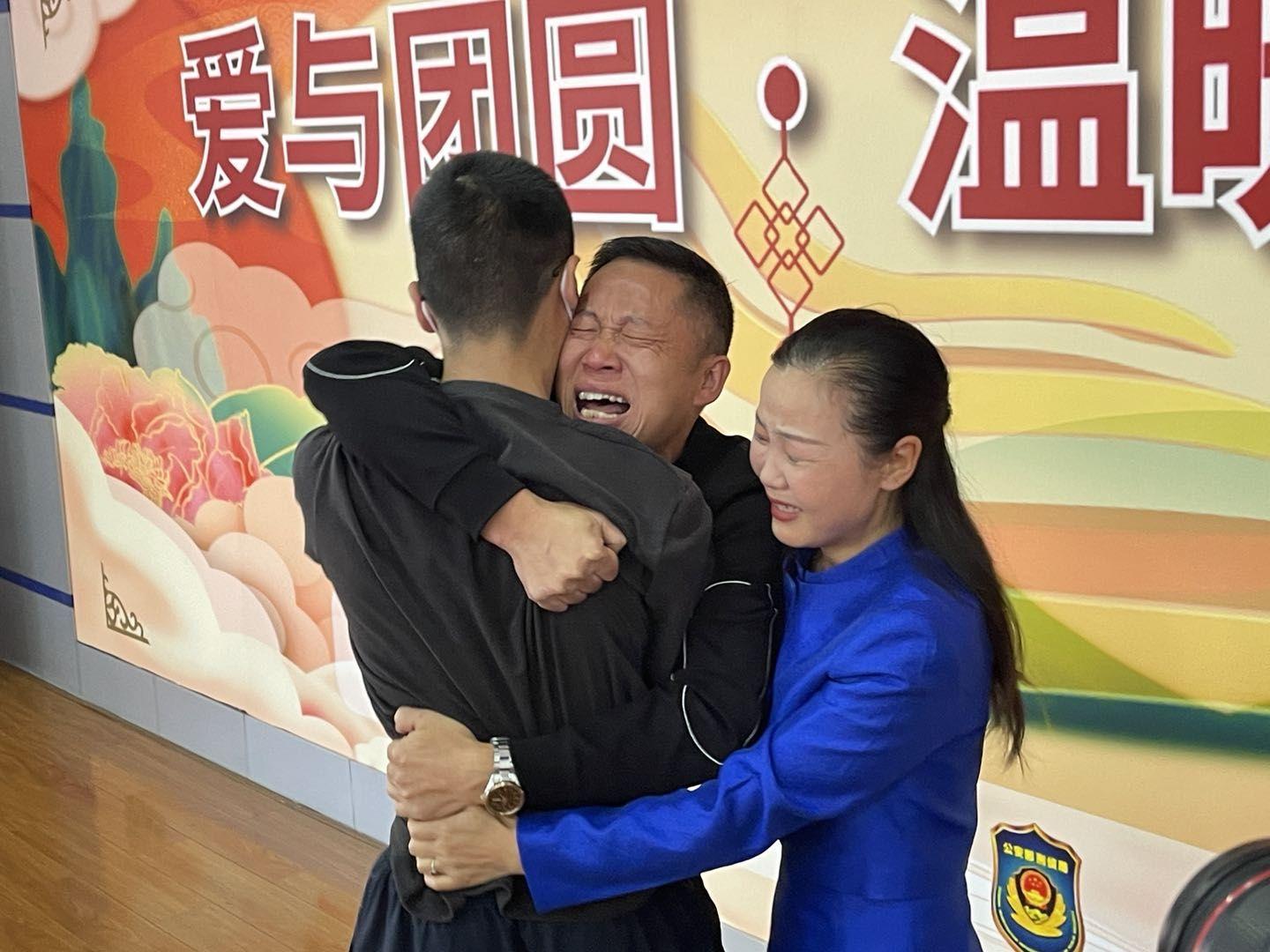 ▲《亲爱的》原型之一，孙海洋夫妇紧紧抱住儿子放声大哭。新京报记者 李阳 摄