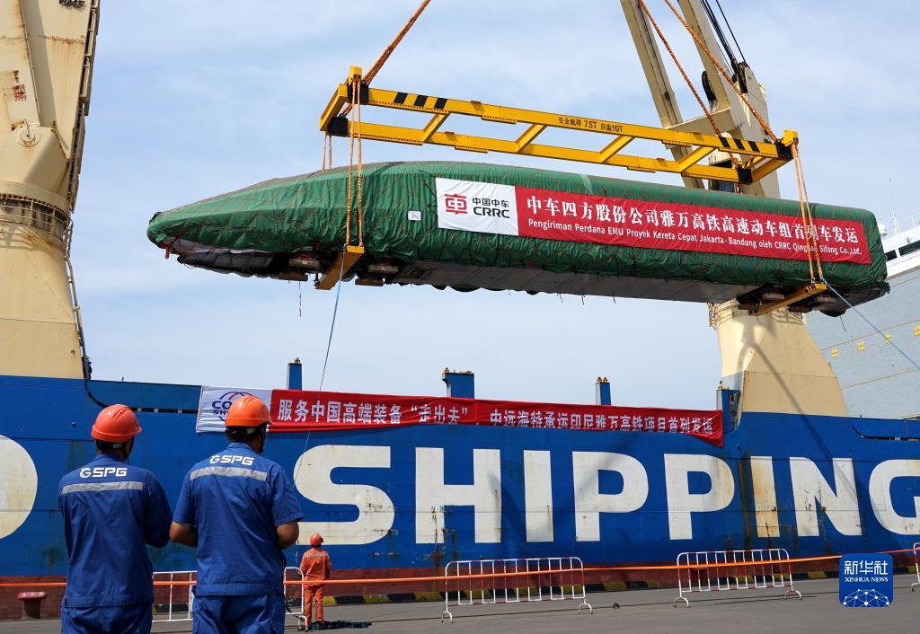 雅万高铁高速动车组在山东港口青岛港装船（8月18日摄）。新华社发（姜超 摄）