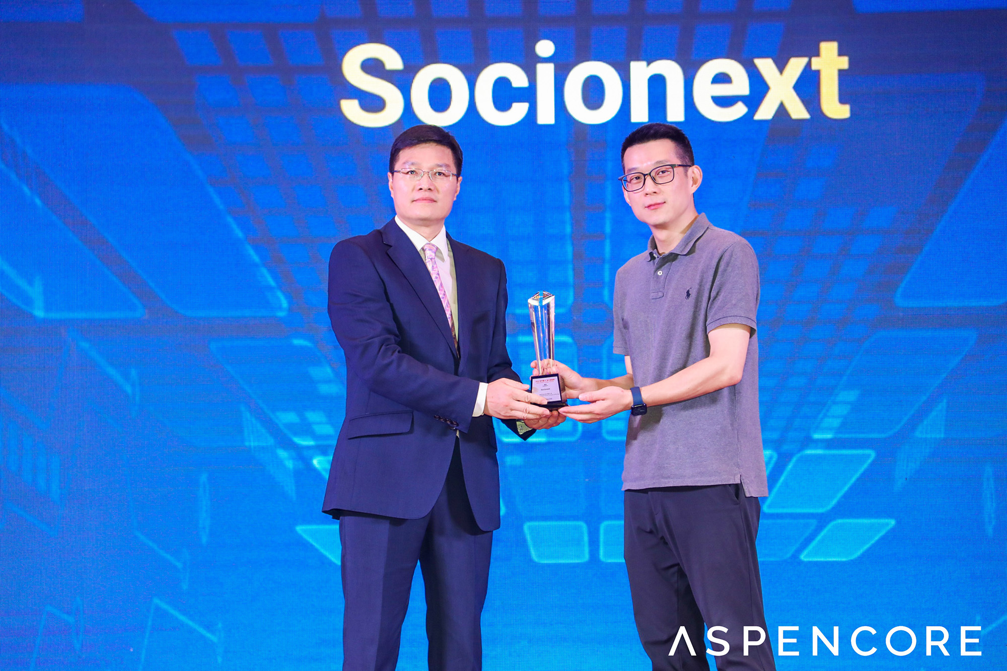 　　图：Socionext中国总经理赵辉(右)接受颁奖