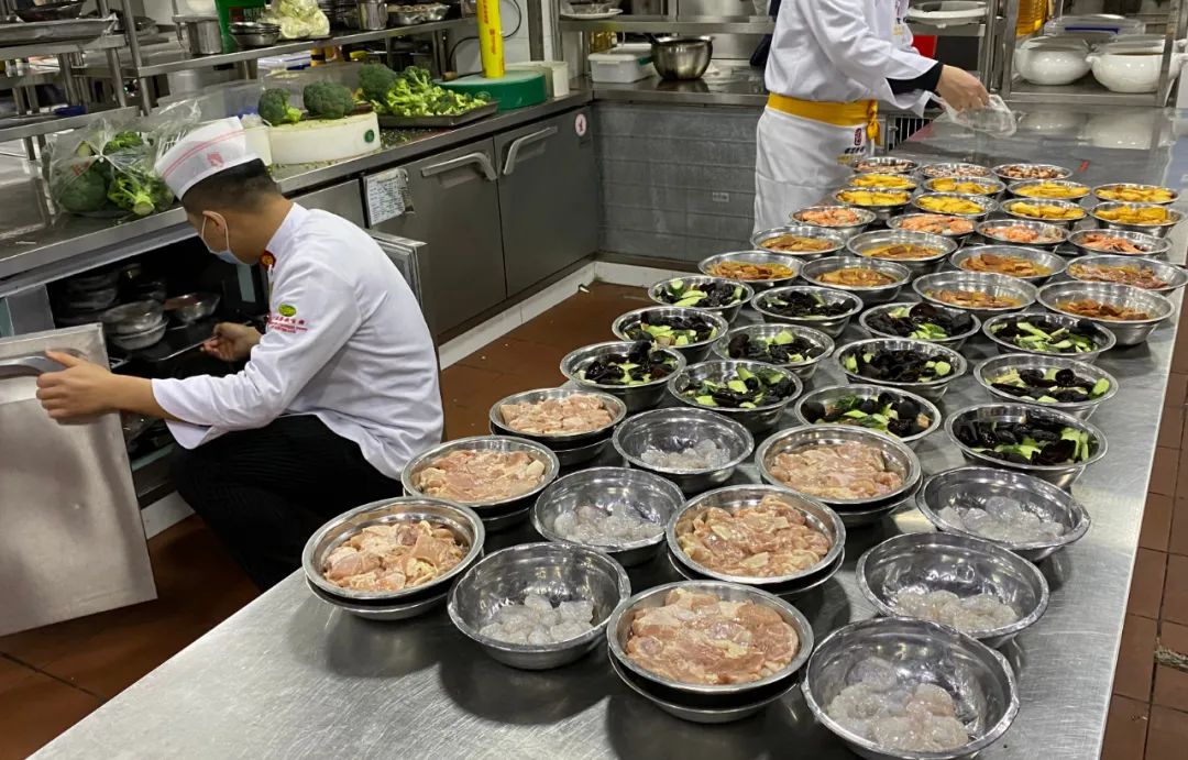 2022年1月27日，石家庄的保定会馆（裕华店）工作人员正在进行预制菜的制作。图/中新社记者韩冰摄