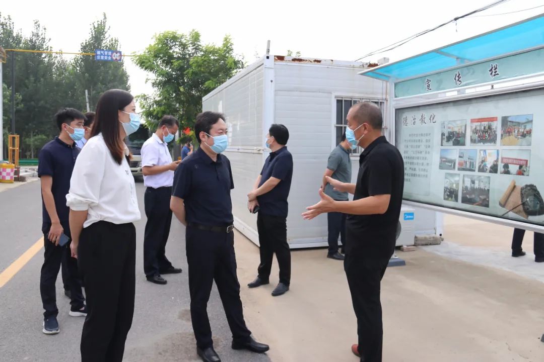 8月18日,南宫市委书记杨跃峰到城乡接合部,乡镇公路沿线,王道寨乡孝昌