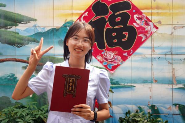 何博媛拿到北京大学录取通知书十分开心