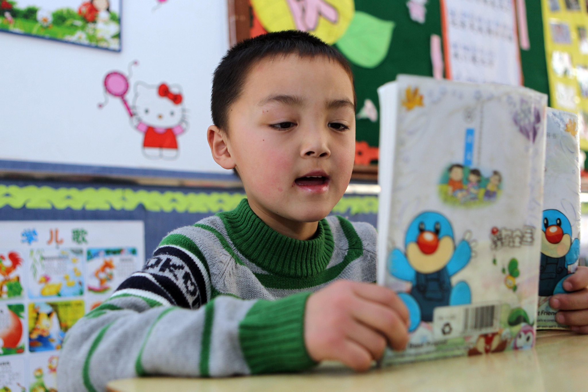 ▲2011年2月24日，彭文乐在爸妈的陪伴下，来到深圳公明第一小学开始上学。图/IC photo