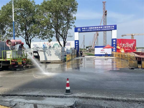 大型商品房工地"豪横"施工:漫天灰尘无围挡,一旁小区遭了殃