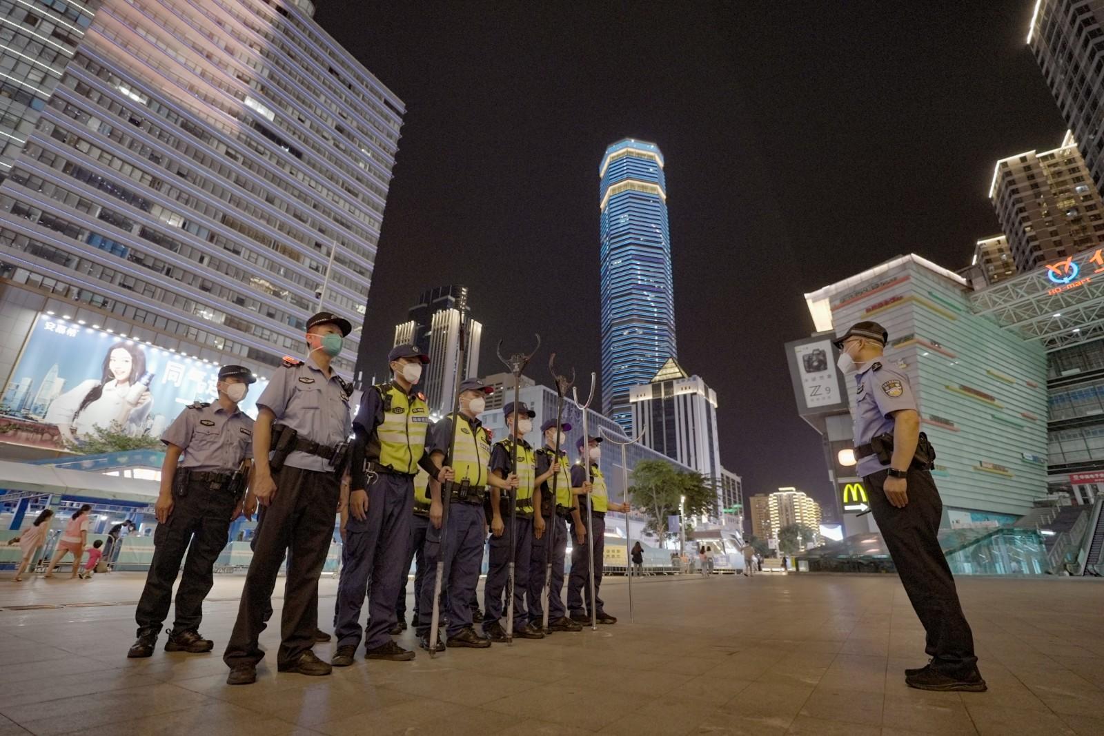 夜查行动执勤警力整装待发