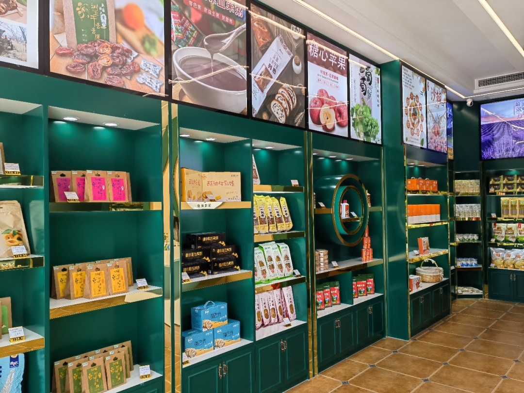 图为海宁旗舰店新疆特色产品展示柜一角