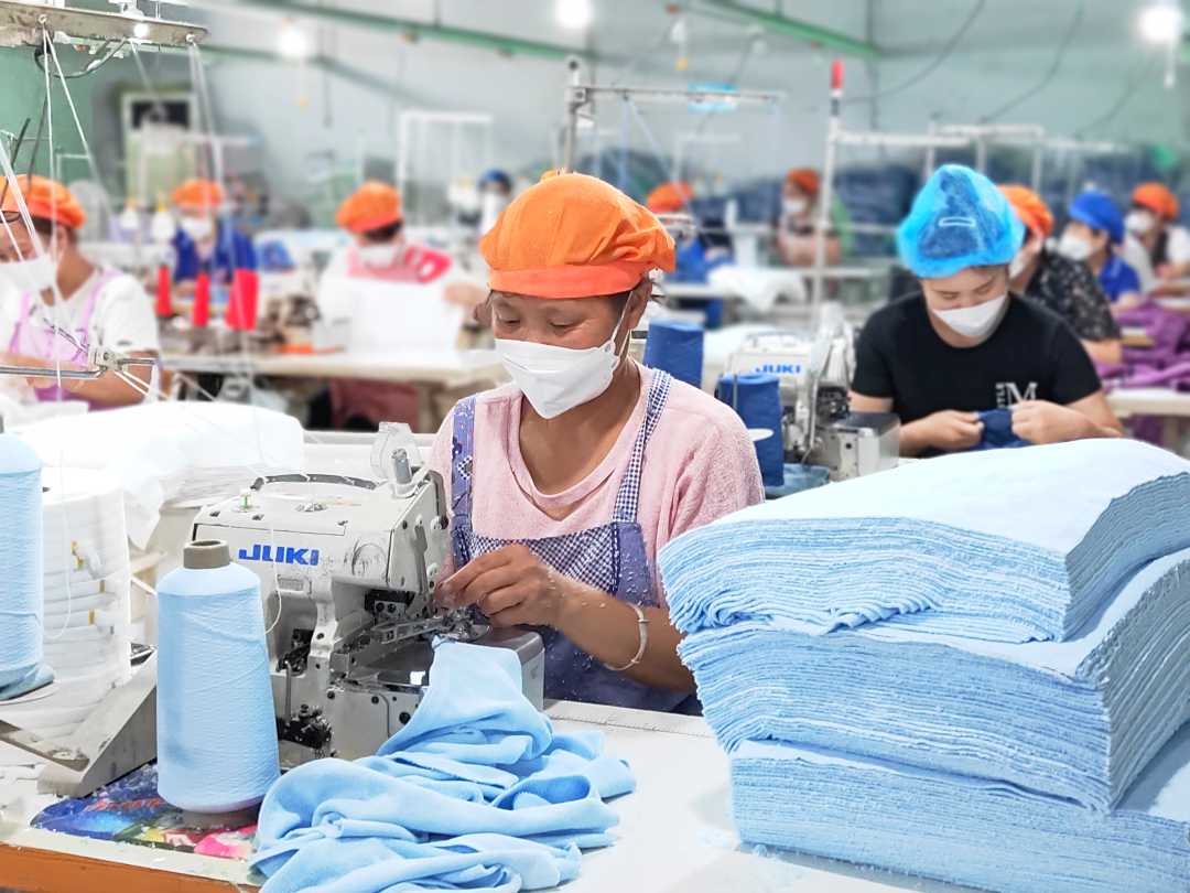 在石家庄市灵寿县亿兆达纺织有限公司,工人正在加工毛巾.白云飞摄