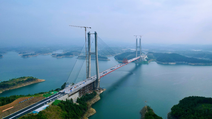 丹江口水库特大桥顺利贯通