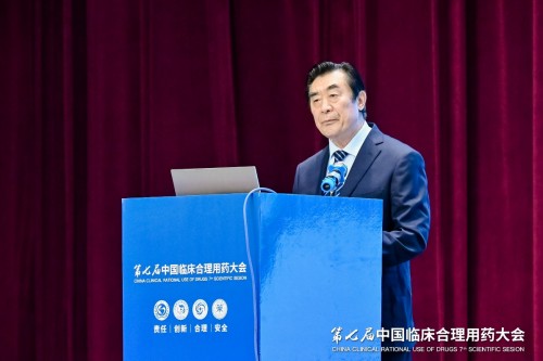 　　中国医药教育协会黄正明会长在大会上致辞