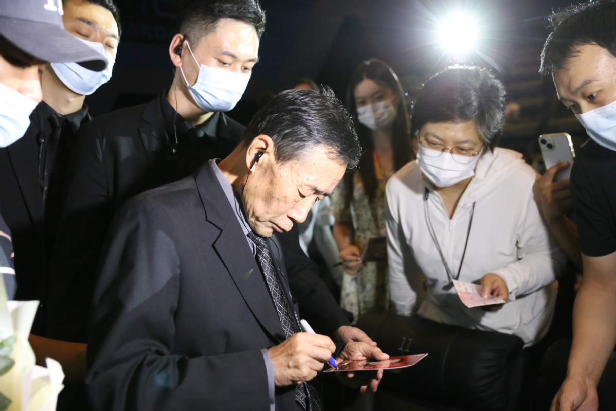 8月21日，观影结束后，评委会主席李雪健为影迷签名。（中国日报记者 武晓慧 摄）