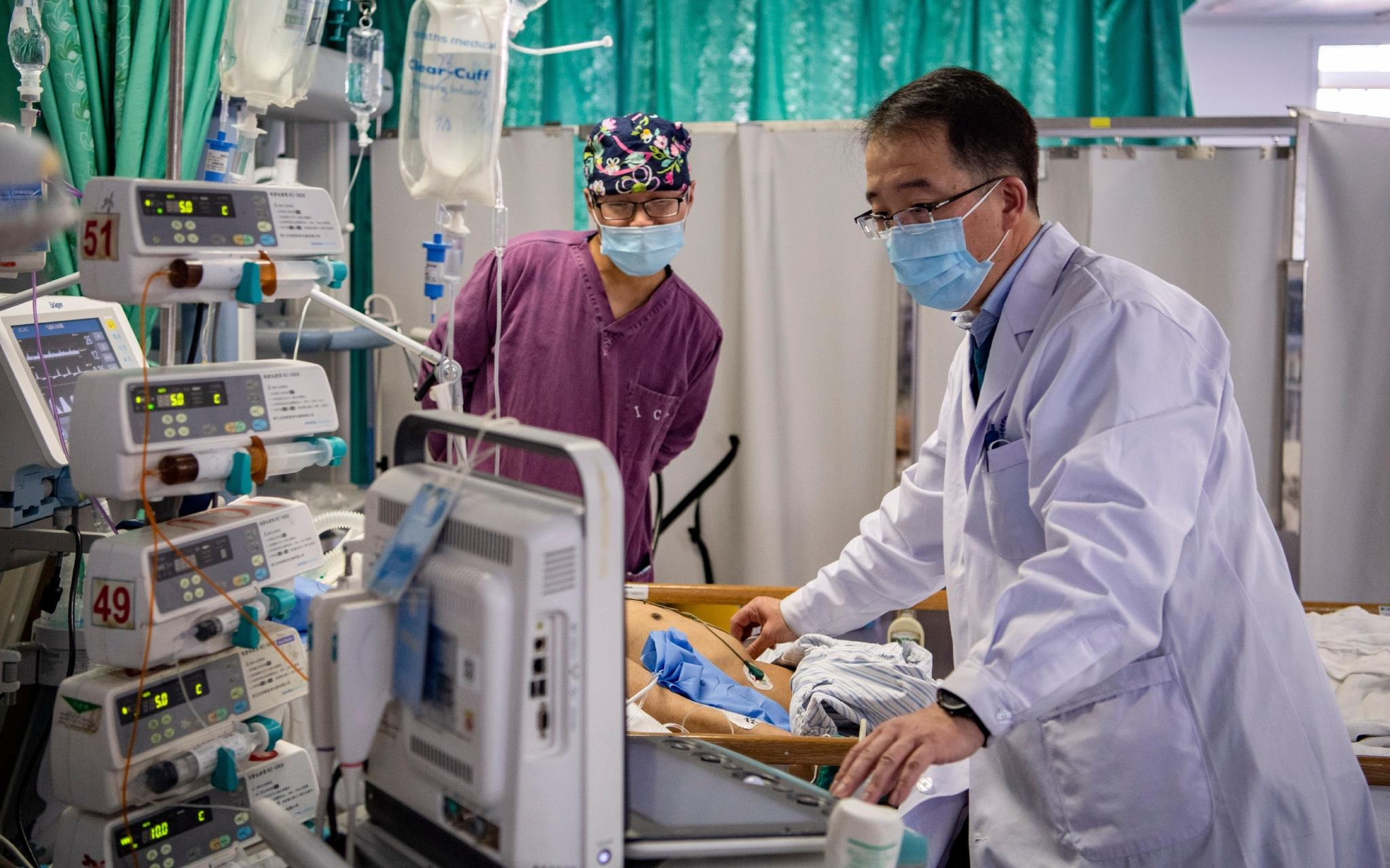 ▲援藏医生在西藏自治区人民医院病房为病人做重症超声评估。资料图。图/新华社