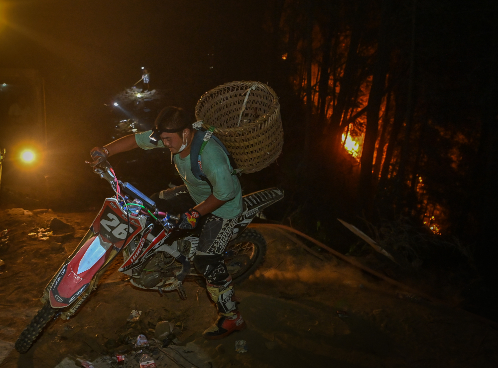 2022年8月22日,北碚区歇马街道虎头村,市民自发组织的摩托车队正在