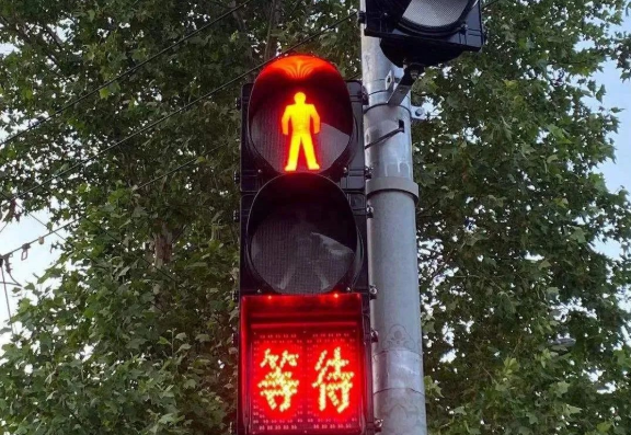 "新国标"原来是一场乌龙!红绿灯设置,究竟遵循啥标准?|公安部_新浪财