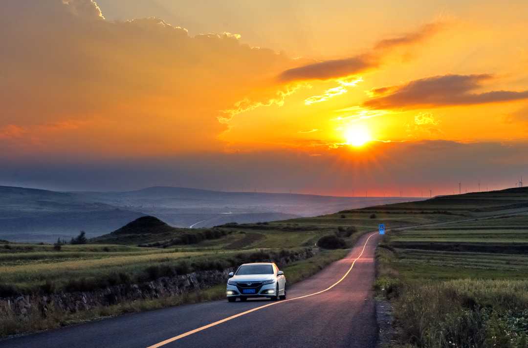 霞染坝头,草原天路景色一角.袁玉勤摄