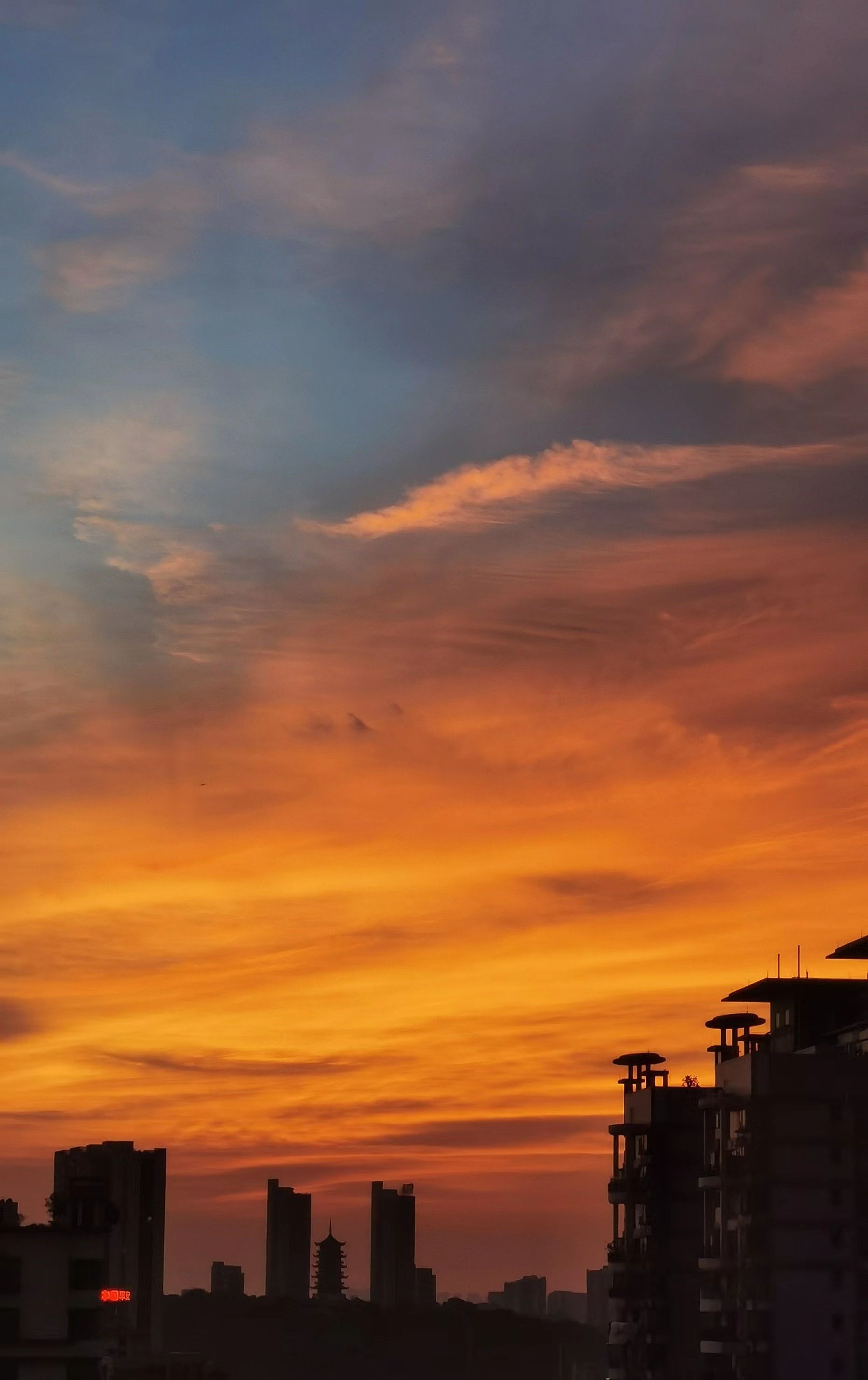 佛山橘红晚霞点燃天空