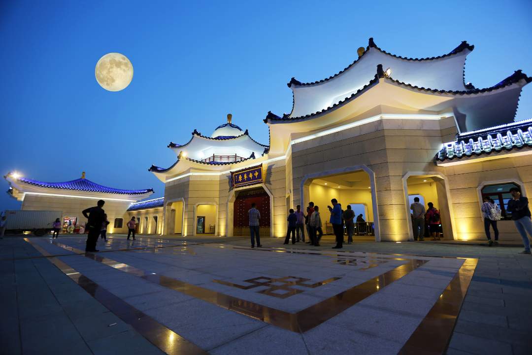 中都草原大门夜景.童晓飞摄