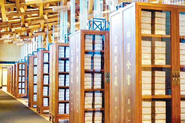 图为该馆展出的《四库全书》.(图片来源:视觉中国)