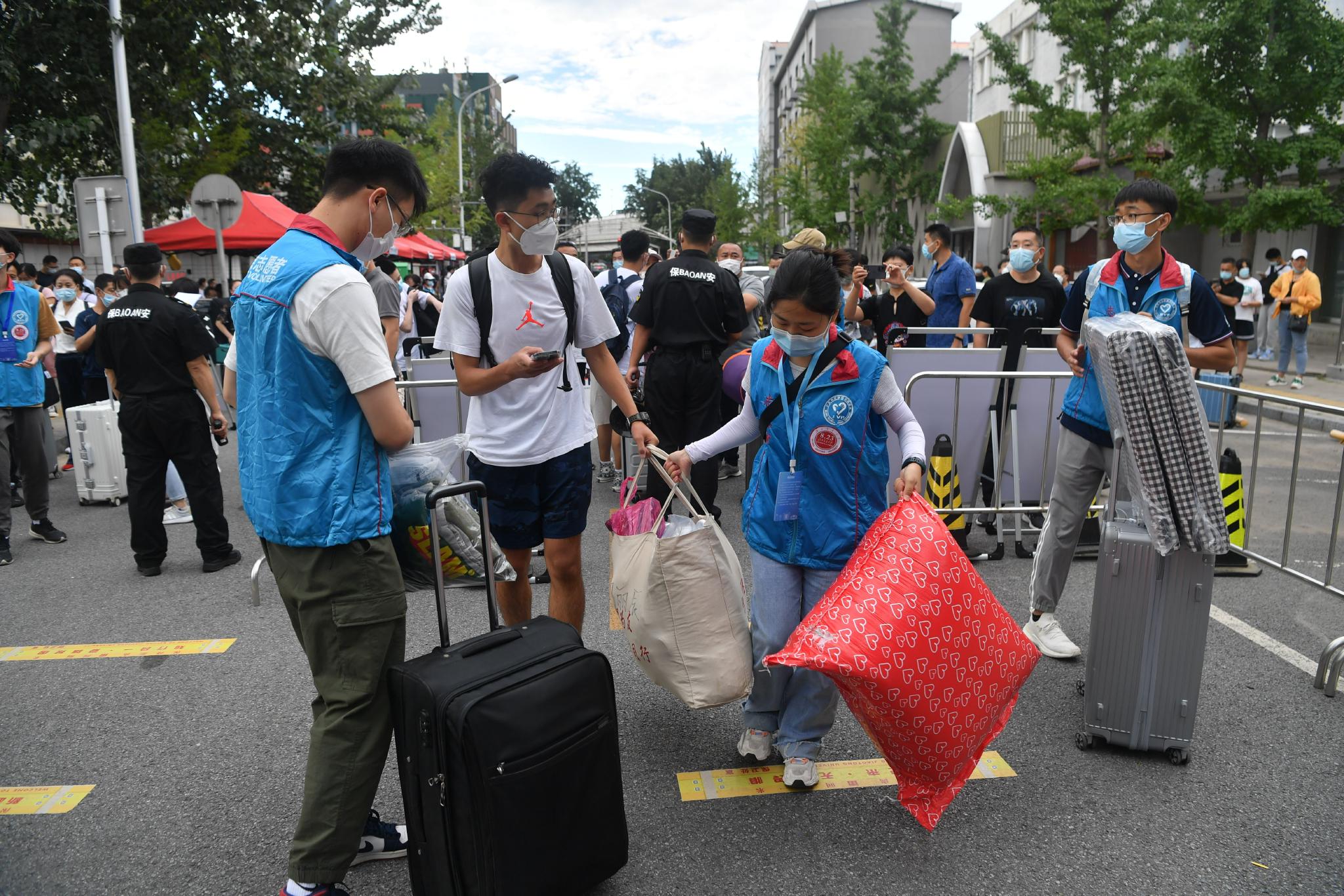 北交大2022级新生报到,学生过生日当天收到惊喜"成人礼"|北京交通大学