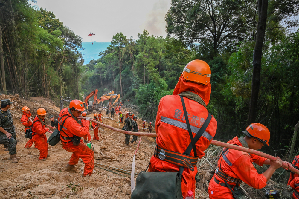 2022年8月22日,北碚区歇马街道虎头村,专业救援力量正全方位对山火