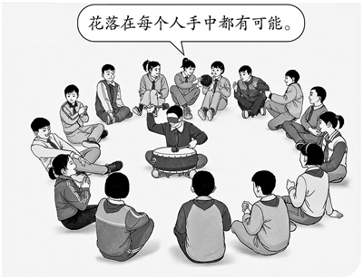 选自五年级数学上册,图为在传统的击鼓传花游戏活动中让学生体会随机