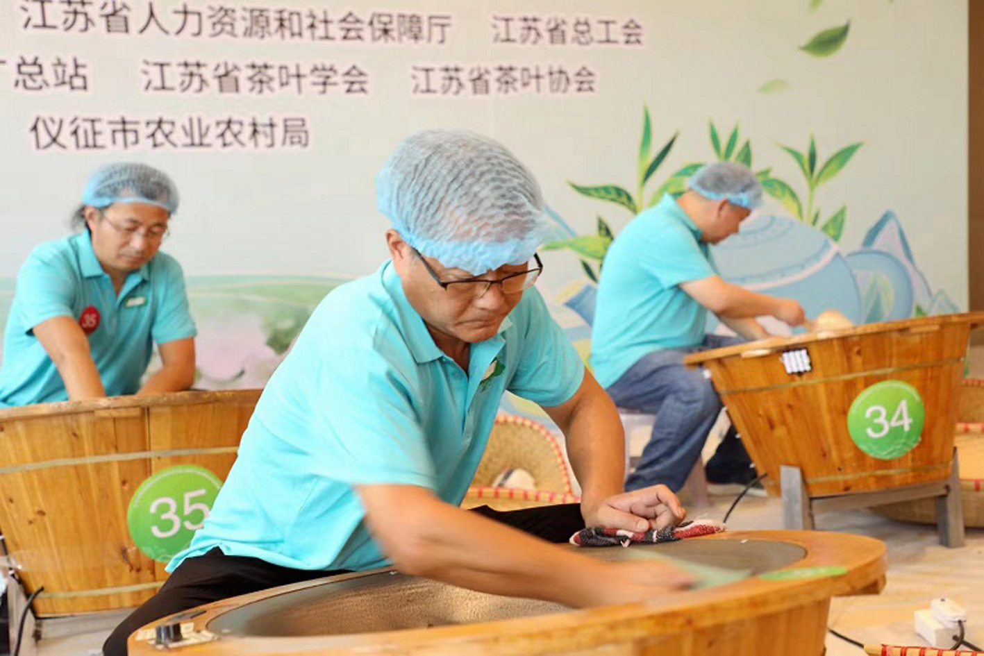 马俊在炒茶比赛中.受访者供图