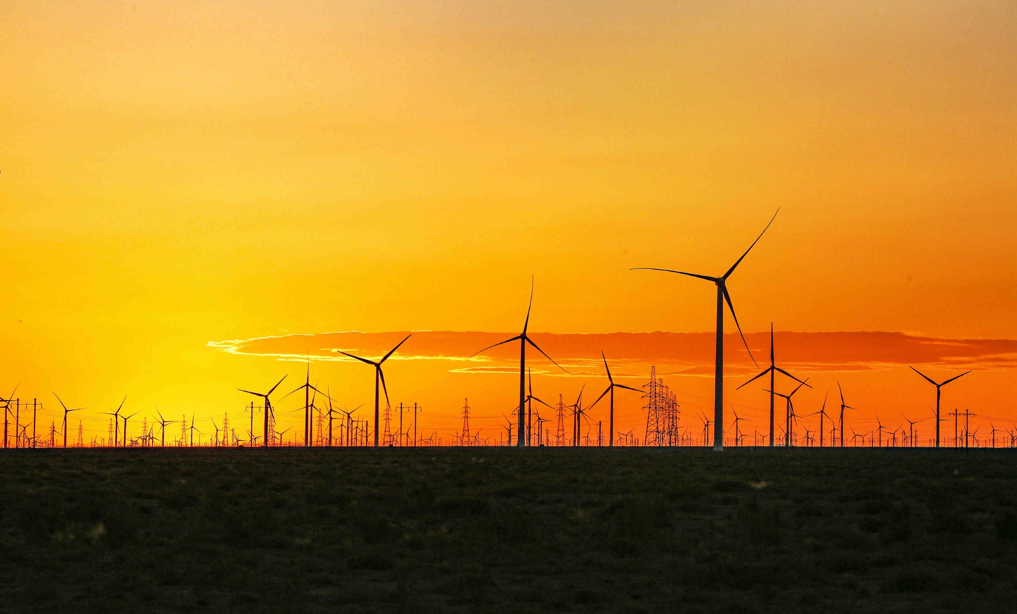 在"双碳"战略背景下,民勤县充分利用自然资源优势,坚持"生态优先,绿色