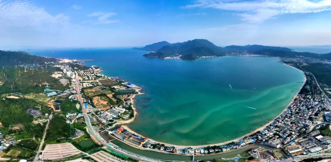 深圳东部的大亚湾是广东最大的半封闭型海湾,湾中岛屿众多,地形儿样