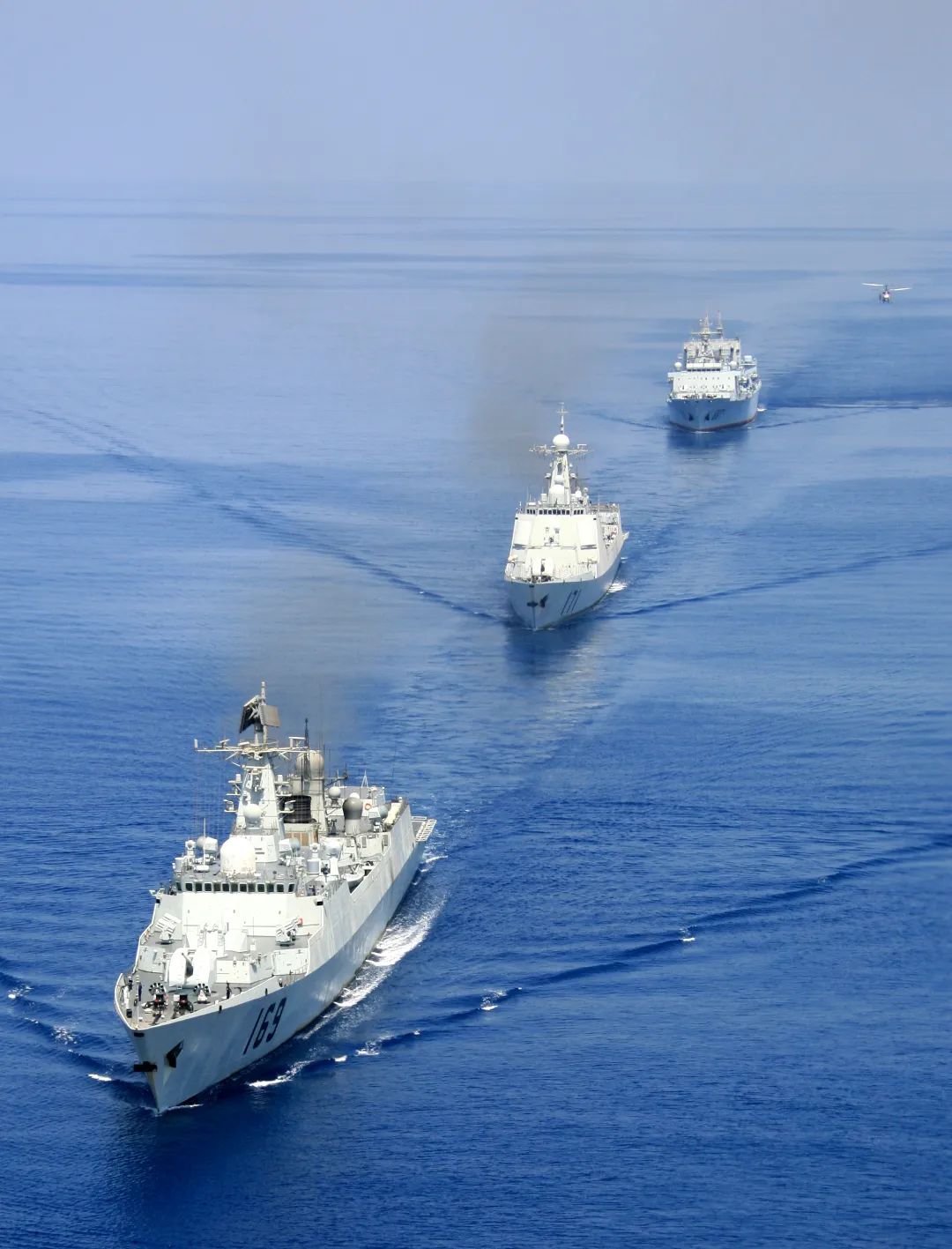 中央军委在南海海域举行海上阅兵2019年8月,山东舰完成歼-15