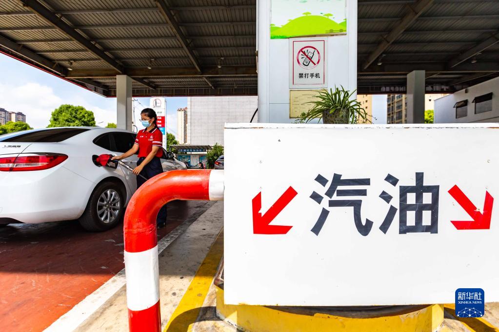 　　8月23日，贵州省安顺市西秀区一加油站工作人员为汽车加油。新华社发（陈熙摄）
