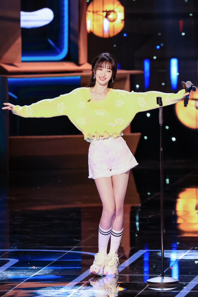 柳岩发布《脱口秀专场》录制花絮 黄衣秀美腿似明媚少女_高清图集_新