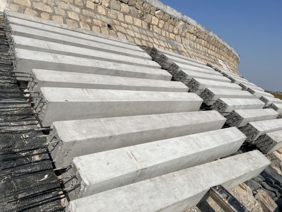 图:由碳纤维复合材料筋制成的混凝土浇灌体.