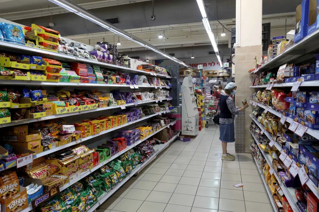 以色列莫迪因,顾客在超市选购巧克力产品.