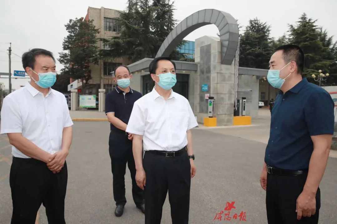 市委书记夏晓中在陕西如意广电科技有限公司门口检查防汛防涝工作.