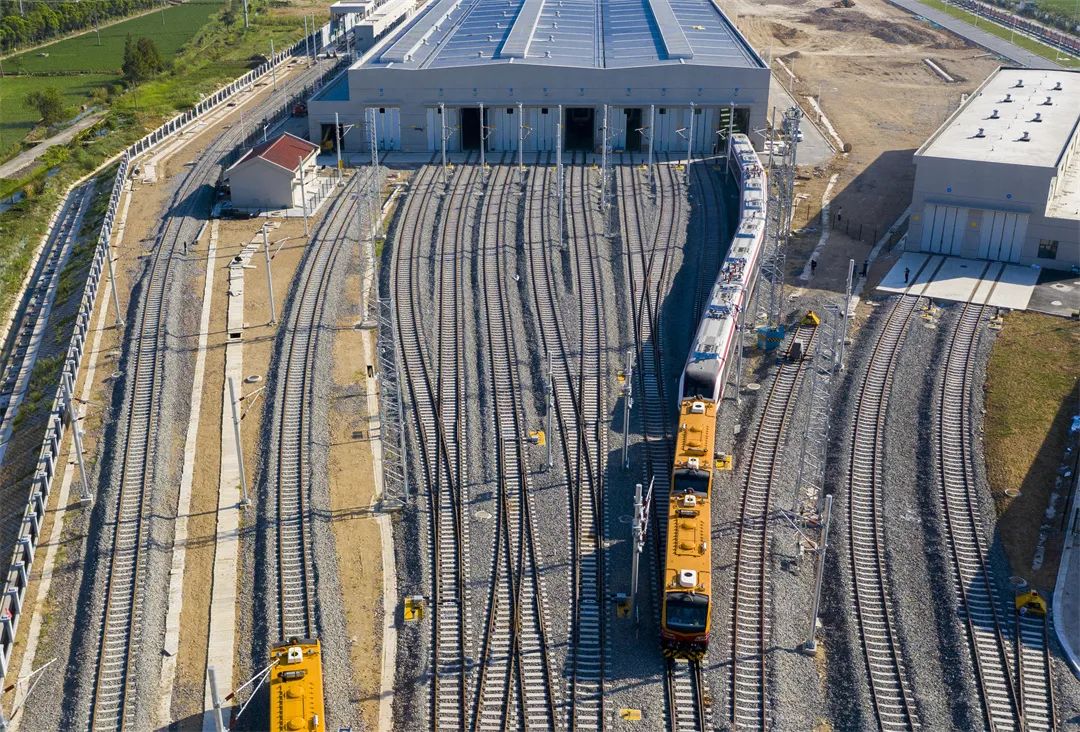 在重型轨道车的牵引下,s2线市域动车组缓缓驶出乐清下塘停车场.