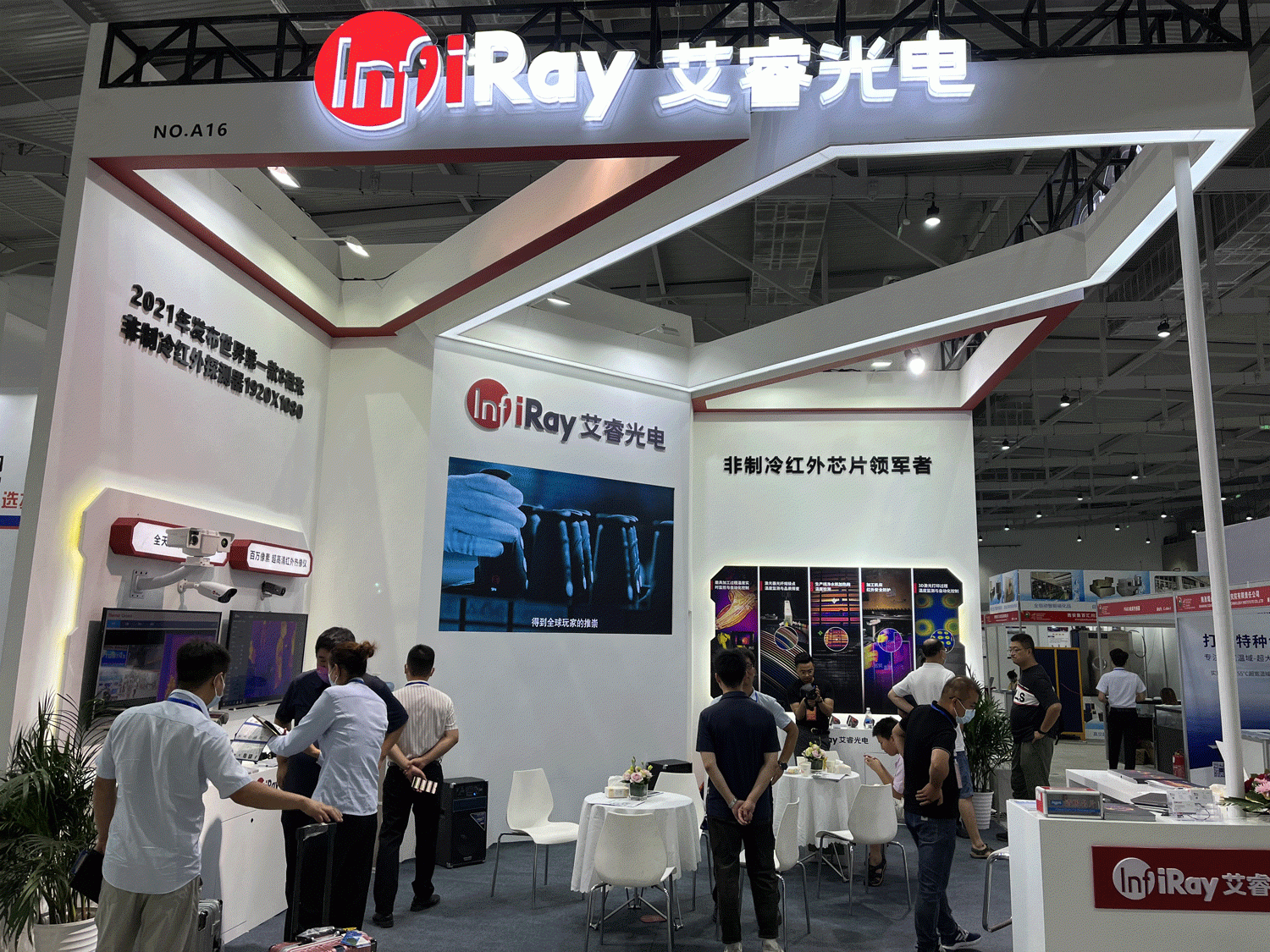　　艾睿光电展位现场瞬间
